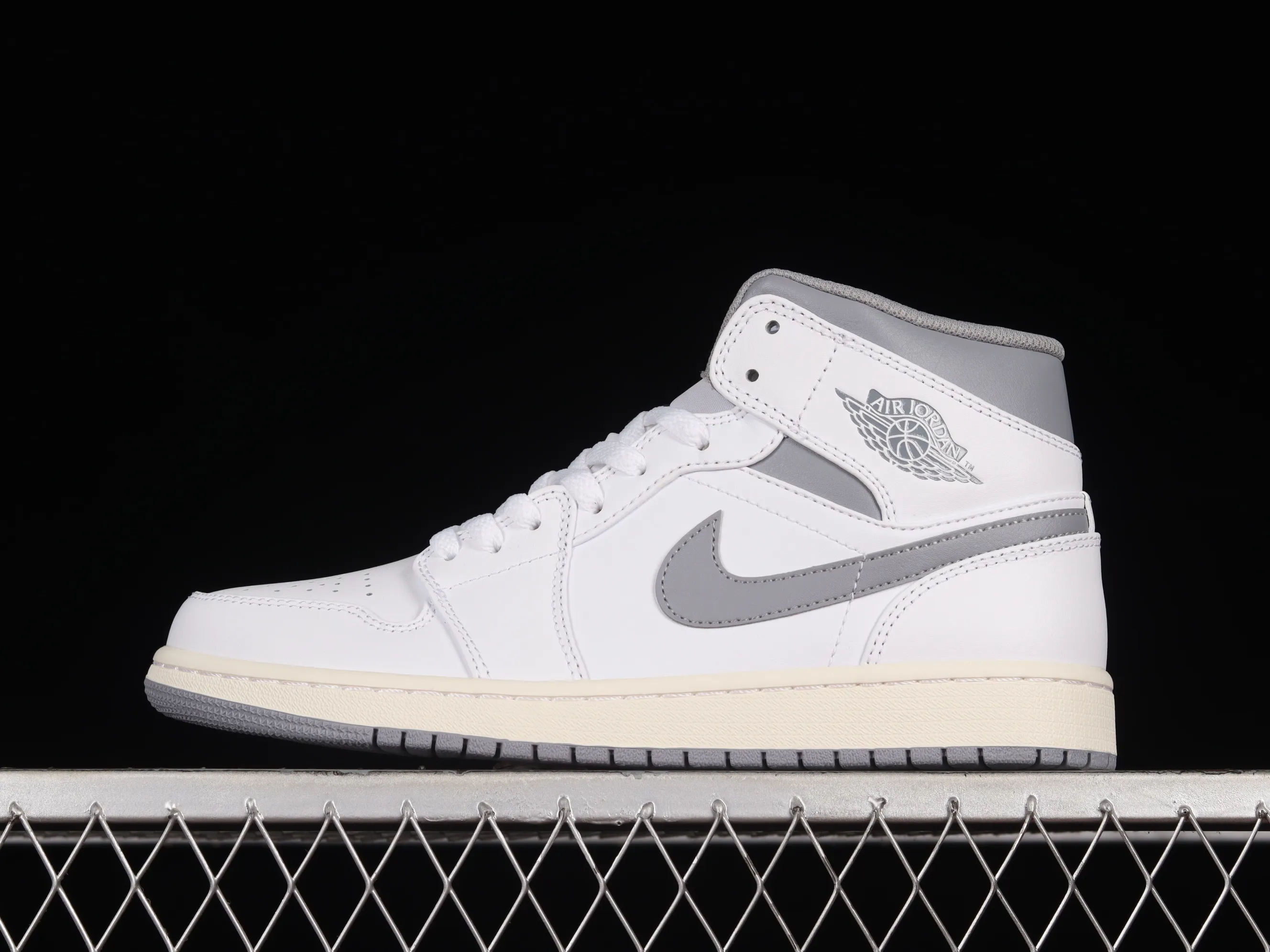 All categories Air Jordan Jordan series basketball shoes Air Jordan 1 Mid G version pure original Air Jordan 1 Mid "Vintage Grey" AJ1 Joe 1 white gray mid-top basketball shoes 554724-135